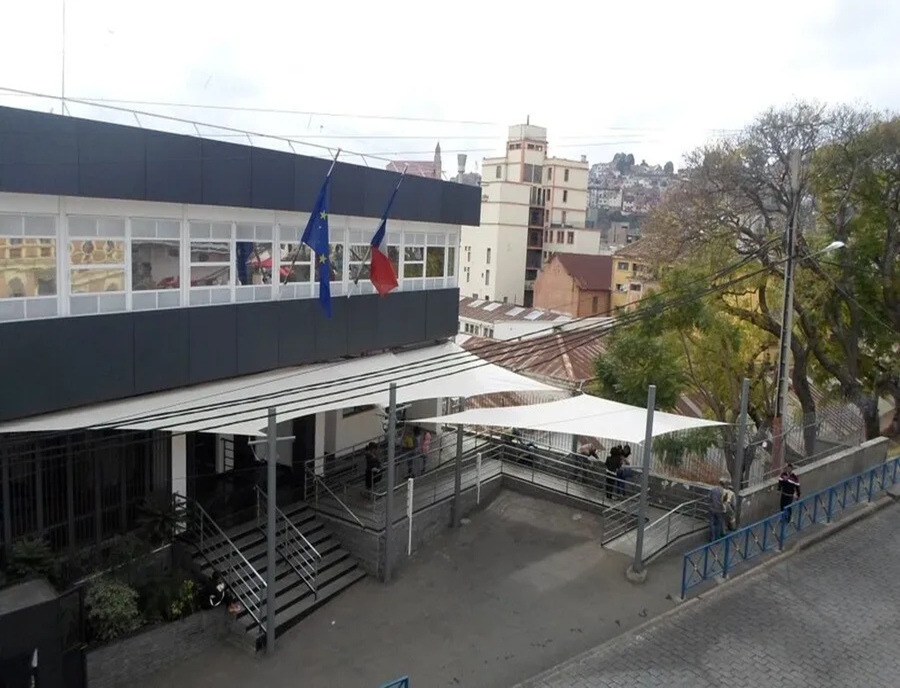 Threee shade sails in Government building Le Reuinion.webp width=900 height=688